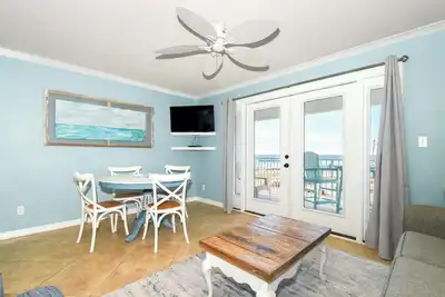 Image de Condo confortable, côtier Scenic Hwy w / balcon et vue sur la plage!