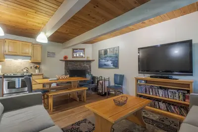 Image de Knotty Pine Condo dans Govy - Cheminée. idéal pour les camps de ski et les familles.