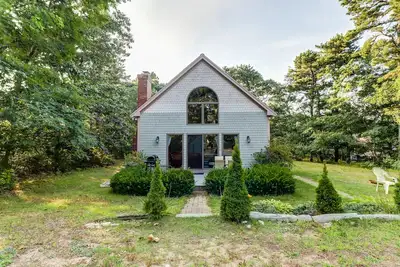 Image de Isolé, maison familiale w \/ divertissement et jardin pittoresque - plage à proximité!