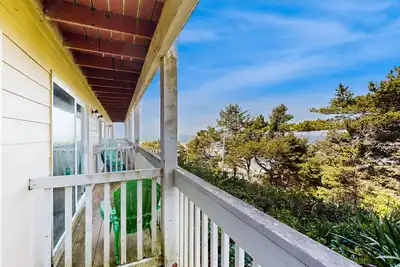 Image de Studio de niveau inférieur adapté aux chiens - vue sur l'océan et accès facile à la plage vous attendent!