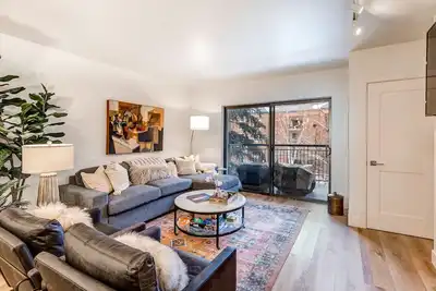 Image de Condo familial avec piscine commune / bain à remous, à distance de marche de Town Lift