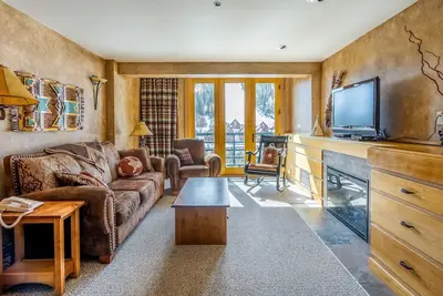 Image de Ski-in / ski-out condo w / accès à une piscine chauffée partagée / bain à remous, et vue sur la montagne