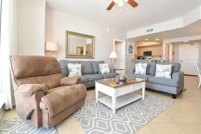Image de Condo frais, amusant et lumineux en bord de mer avec balcon privé!