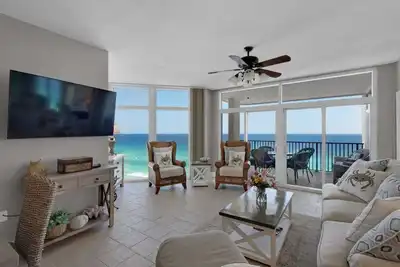 Image de Front De La Plage Avec Balcon PRIVÉ! Ouvert 8 / 13-18! UNITÉ ÉLÉGANTE Dort 8!