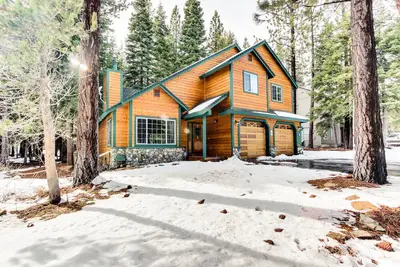 Image de Lodge spacieux près de Donner Lake w / piscine partagée et un jacuzzi!