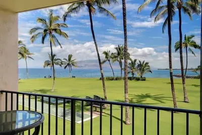 Image de Remodelage complet! Oceanfront Bliss - Début @ À partir de 185 $ / nt - Kihei Surfside # 211