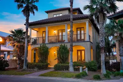 Image de Belle Maison de Vacances w / Piscine Communautaire à Miramar Beach!