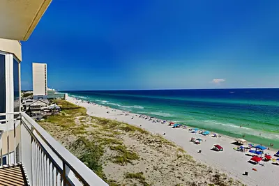 Image de Condo sur la plage est Panama City Beach! Très grand balcon privé. Équipements de style Resort!