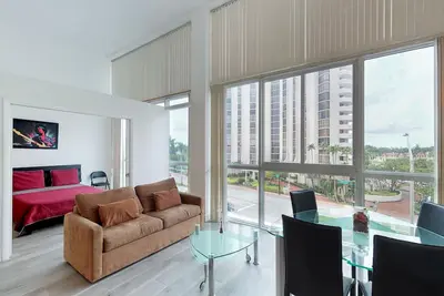 Image de condo Light-rempli avec accès à la plage et une piscine, salle de gym et tennis dans la r�����������������������sidence!