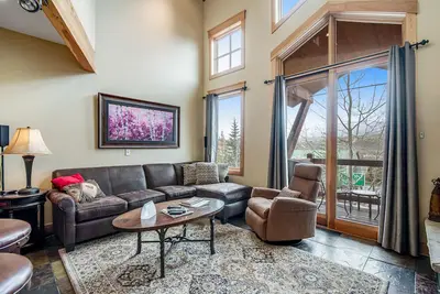 Image de Maison de ville avec vue sur la montagne, bain à remous commun et terrasse privée!