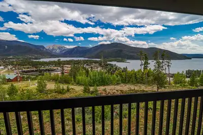 Image de Spw150 - Vues incroyables avec ce condo confortable avec vue sur les lacs et la ville!