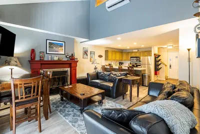 Image de Deux niveaux Condo avec 4 chambres, 3 salles de bain - 10-12 personnes - Étapes de Park City Mountain Resort! !