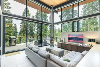 Image de Contemporaine Martis Camp Accueil Maintenant Disponible pour le mois long bail