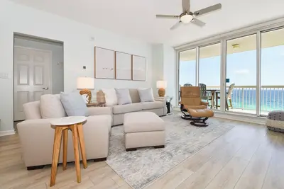 Image de Plancher de bois et style côtier dans tout le condo en bord de mer!