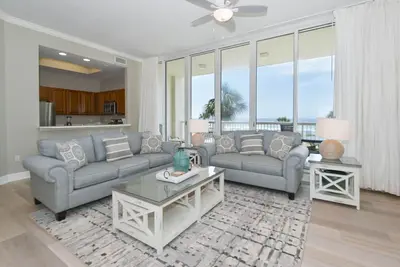 Image de Condo sur le thème de la plage de Tommy Bahama avec balcon privé!