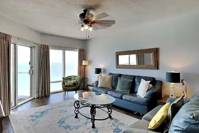Image de Gulf Front Condo avec de belles vues sur la plage ~ Gulf Front Pool ~ Près de Great Area Attractions