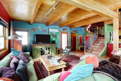 Image de Maison colorée et éclectique avec de belles vues et accès facile à l'amusement extérieur toute l'année!