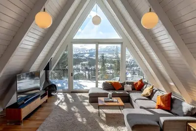 Spacious Alpine A-Frame - Minutes to Main Street!