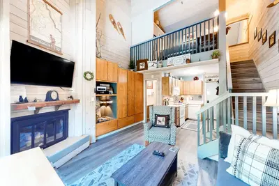 Image de Studio rustique-chic avec loft, près de Dollar Mountain! Comprend piscine et bains à remous partagés