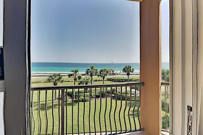 Image de Magnifique condo à Miramar Beach! Balcon privé et WiFi gratuit! À quelques pas du sable
