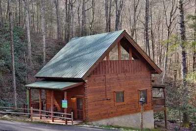 Découvrez un peu de paradis dans cette belle cabane en rondins de 2 chambres.