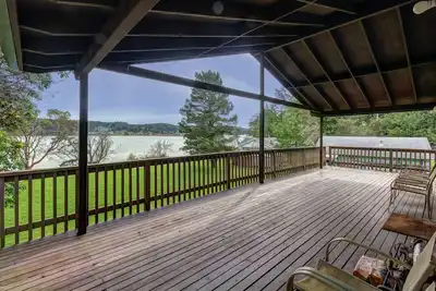 Image de Tranquille maison de Bayfront avec une terrasse couverte et une grande pelouse, près de la plage!