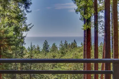 Image de Maison rustique bois avec jacuzzi privé, terrasse et magnifique vue sur la forêt \/ l'océan!
