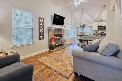 Image de Dog-friendly, cabine Creekside avec bain à remous privé, jacuzzi, et vue boisée