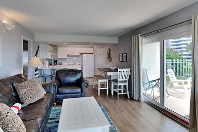 Image de Condo rez de chaussée sur la plage. Marchez droit sur la plage! Piscine communautaire