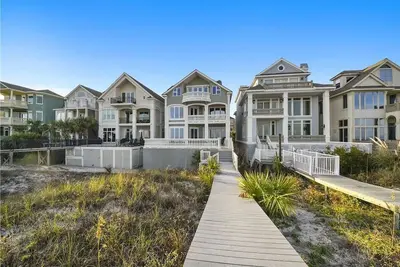 Image de Oceanfront Home w / grande piscine, ascenseur, table de billard, entièrement rénové!