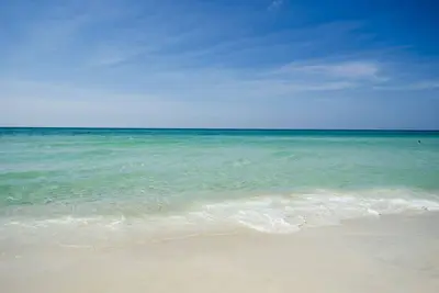 Image de Emerald Shores 1001 ~ Piscine communautaire, rez-de-chaussée, vue sur le golfe