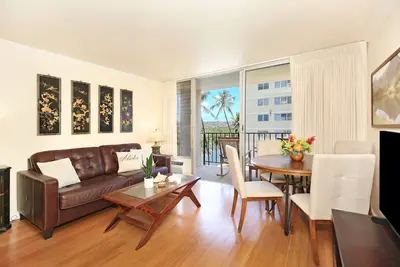 Image de Ala Wai Canal Vues! A / C, laveuse / sécheuse, lave-vaisselle, WiFi, un parking.