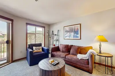 Image de Ski-in \/ out condo w \/ vue sur la montagne, un bain à remous et piscine partagée et accès au Club Solitude!