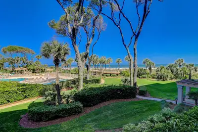 Image de Superbe vues Luxe 2 Br 2 Ba Centre de fitness Piscine chauffée Printemps / Automne Parking couvert Des vacances parfaites