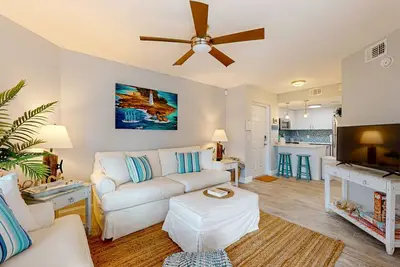 Image de Condo immaculé avec piscine partagée, bain à remous et balcon avec vue partielle sur l'océan