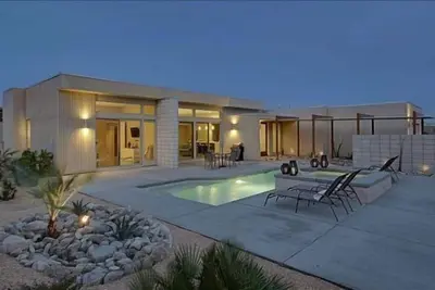 Image de Vie moderne - Vues sur la montagne, piscine, bain à remous, près du centre-ville