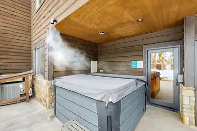 Image de Ski-in \/ ski-out sur Big Mountain w \/ cuisine gastronomique, une vue imprenable, et bain Ă remous