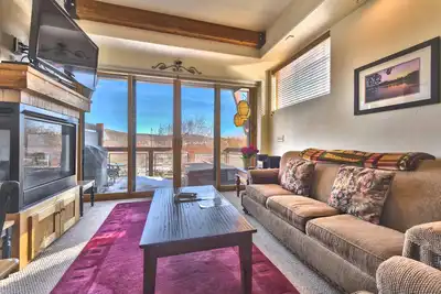 Image de Détente Lux Townhome donnant sur la réserve naturelle. Bain à remous + marche pour manger, faire du shopping, navette