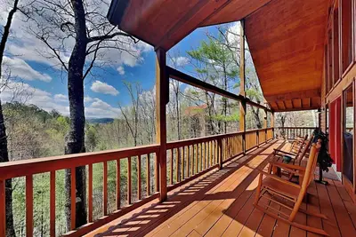Our Mountain Getaway, 3 chambres, 12 couchages, bain à remous, 2 jacuzzis, WiFi
