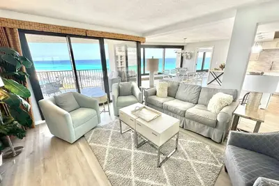 Image de 10% de réduction sur les séjours d'août! Vues spectaculaires et beau décor à l'intérieur! 4096bs1