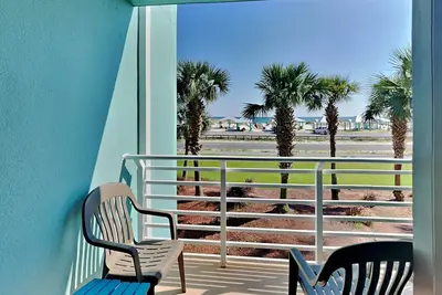 Image de Vivez comme un local et réservez cette location de vacances à Pensacola Beach ~ Étapes vers la plage avec balcon privé!