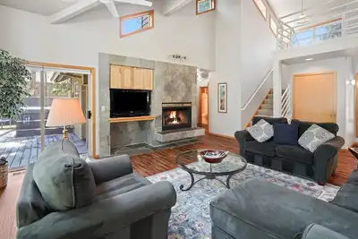 Image de 1 Colonial, à quelques pas du village et Sharc, foyer, 5 Master Suites, 6 bains, passes Sharc, bain à remous