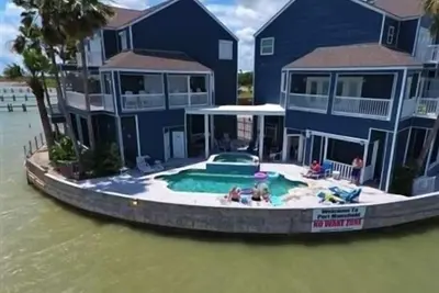 Pelican Point Condo. Trois chambres, trois bains et demi. Slip bateau privé. Piscine communautaire.