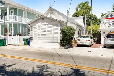Image de Maison familiale avec cuisine complète, parking privé et accès à la plage à proximité!