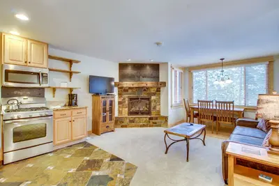 Image de Ski condo avec accès navette et sauna partagé, bain à remous, piscine et centre de rec!