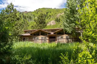 Image de Cabine au bord de la rivière confortable avec source chaude partagée - nature préservée de l'autre côté de la rivière