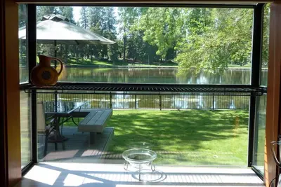 Image de Mirror Pond - Cabine confortable qui se trouve sur Mirror Pond - Superbes vues sur la rivière Deschutes!
