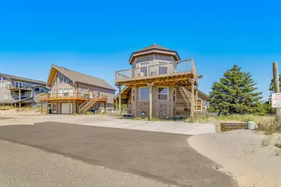 Image de Dog-friendly house w / vue sur l'océan, bain à remous, machine d'arcade, et accès facile à la plage!