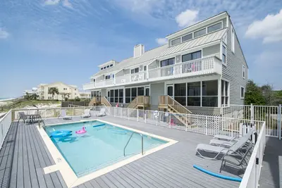 Image de Piscine au bord de la plage, promenade sur la plage privée, véranda avec des marches jusqu'à la plage!