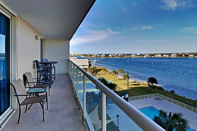 Image de Vues magnifiques sur l'eau ~ Près de la plage ~ Balcon privé et piscine communautaire!